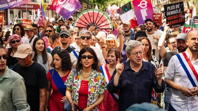 Des milliers de personnes manifestent contre le racisme à Paris, à l'appel de LFI
