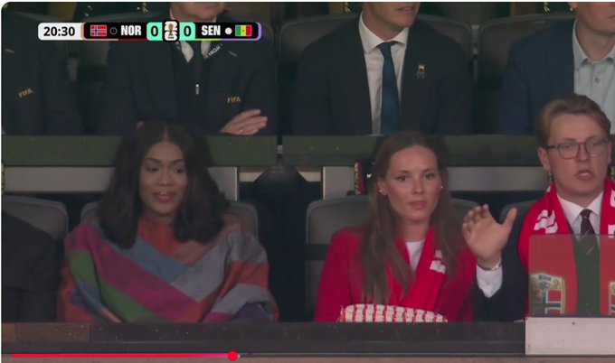 A gauche, la deuxième épouse du president senegalais, Madame Absa Faye suivant le match Norvège - Senegal.