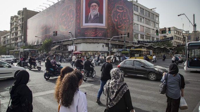 Funérailles d’Ali Khamenei en Iran Premiers hommages devant la dépouille du guide suprême