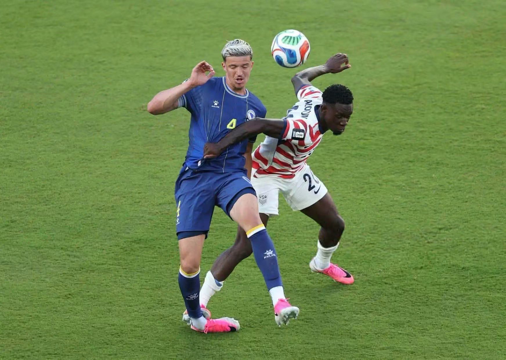 L'Americaion Folarin Balogun (maillot rouge et blanc) pourra jouer le 8e de finale contre la Belgique malgré le carton rouge reçu contre la Bosnie