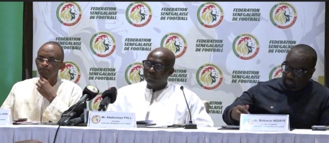 Le président de la FSF (Abdoulaye Fall, au centre) et son secrétaire général Abdoulaye Seydou Sow (à g.)