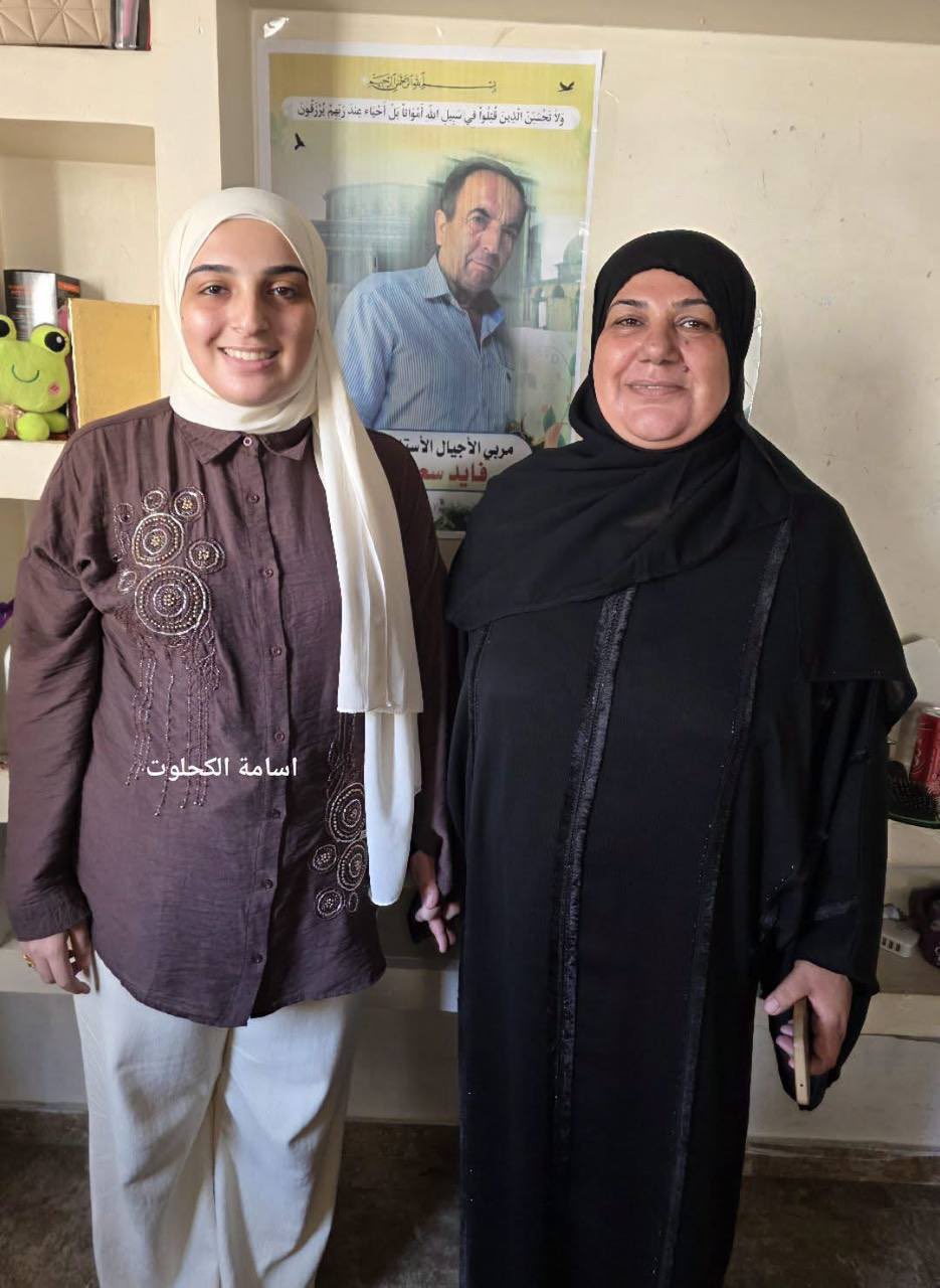 L’étudiante palestinienne Saba Rabah (à g.) dont le père a été tué lors des bombardements israéliens, arrive en tête de la filière scientifique aux examens du Tawjihi dans toute la bande de Gaza, avec une moyenne de 99,9 % (CAPJPO Euro Palestine)