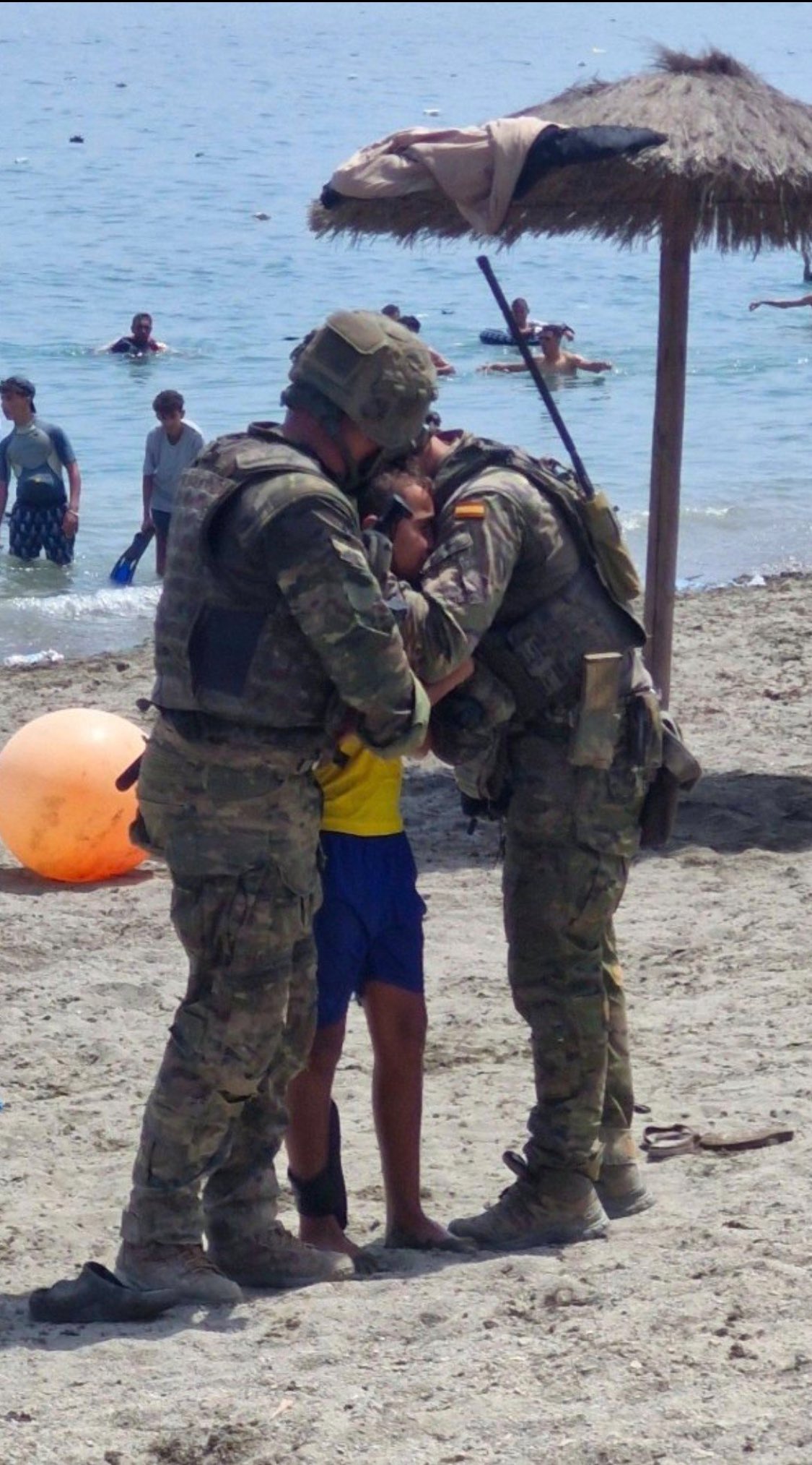 Ceuta. Un enfant marocain consolé par des militaires espagnols