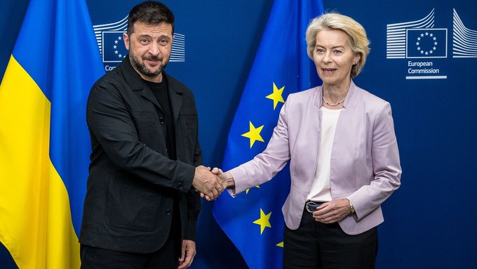 La présidente de la Commission européenne Ursula Von der Leyen (d) avec le président ukrainien Volodymyr Zelensky (photo d'archives)