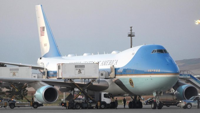 Le Air Force One duquel Donald Trump a été exfiltré par le Secret service puis place dans un conteneur à repas