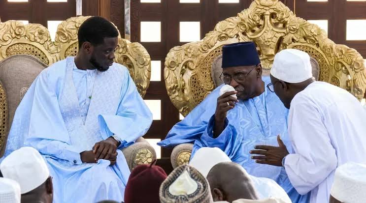 Le Président Bassirou Diomaye Faye aux côtés du Khalife général des Tidianes, Serigne Babacar Sy Mansour, lors de leur échange officiel dans le cadre des préparatifs du Gamou 2026 (Photo : Le Soleil)