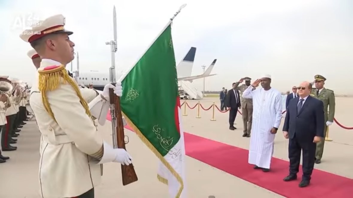 Le PM malien accueilli à son arrivée à l'aéroport international Houari-Boumediene d'Alger par son homologue Sifi Ghrieb