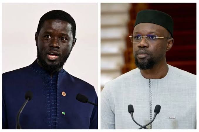 Bassirou Diomaye Faye (g.) et Ousmane Sonko. deux approches désormais différentes du contrôle des fonds spéciaux.