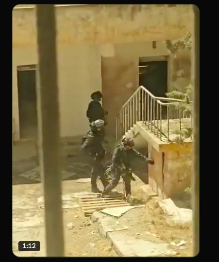 Des soldats de l'entité sioniste s'emploient à détruire le siège de l'UNRWA à Qods-Est