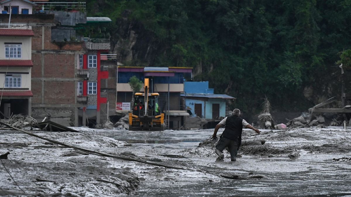 Crue dévastatrice au Népal et en Chine : près de 400 morts, les secours recherchent plus de 1.400 disparus
