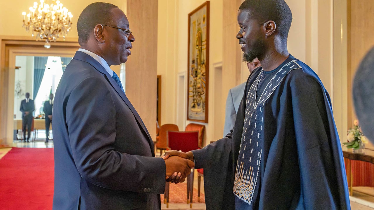 Le Président senegalais Bassirou Diomaye Faye (d.) et son prédécesseur Macky Sall au Palais de la République