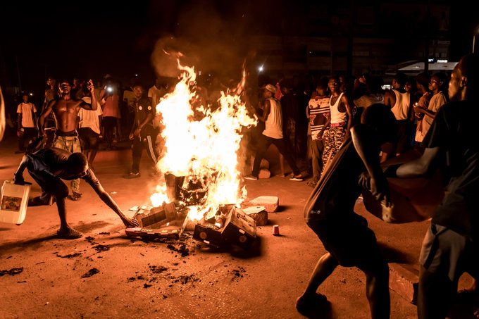 Des manifestants gambiens contre les coupures d'électricité