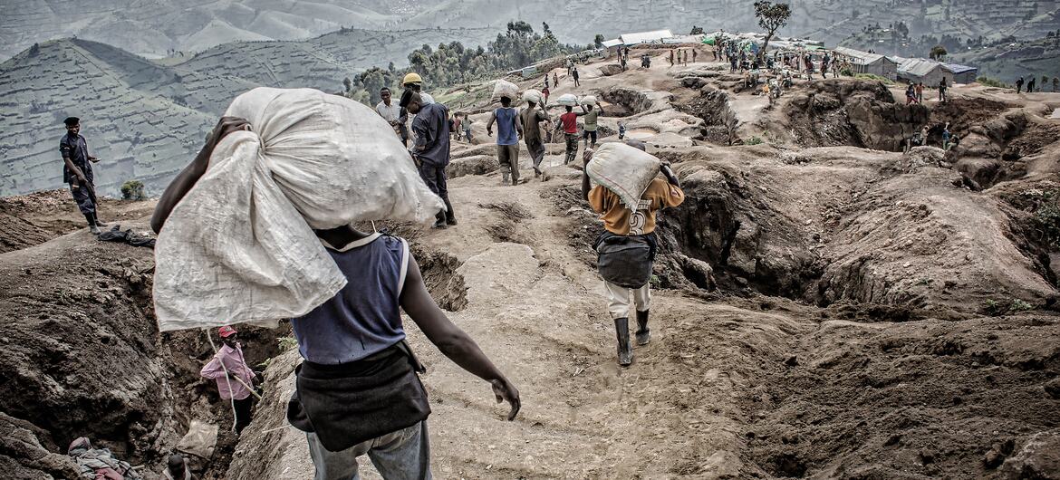 En République démocratique du Congo, la transformation locale du cobalt a fait passer la valeur des exportations de 167 millions de dollars pour le minerai non transformé à 6 milliards de dollars en 2022.