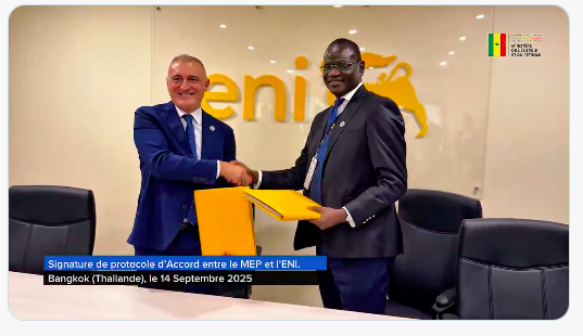 Le ministre sénégalais du Pétrole Abdourahmane Diouf (d.) et le DG de la compagnie italienne ENI, Claudio Descalzi, à Bangkok le 14 septembre 2026