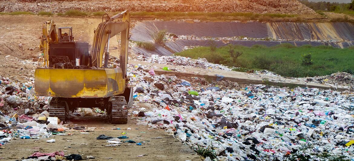 Les décharges polluent l'air en rejetant des gaz à effet de serre et des liquides toxiques dans les sources d'eau locales (ONU Info)