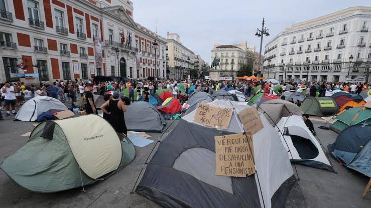 Le campement pour le logement à Madrid entame sa deuxième nuit