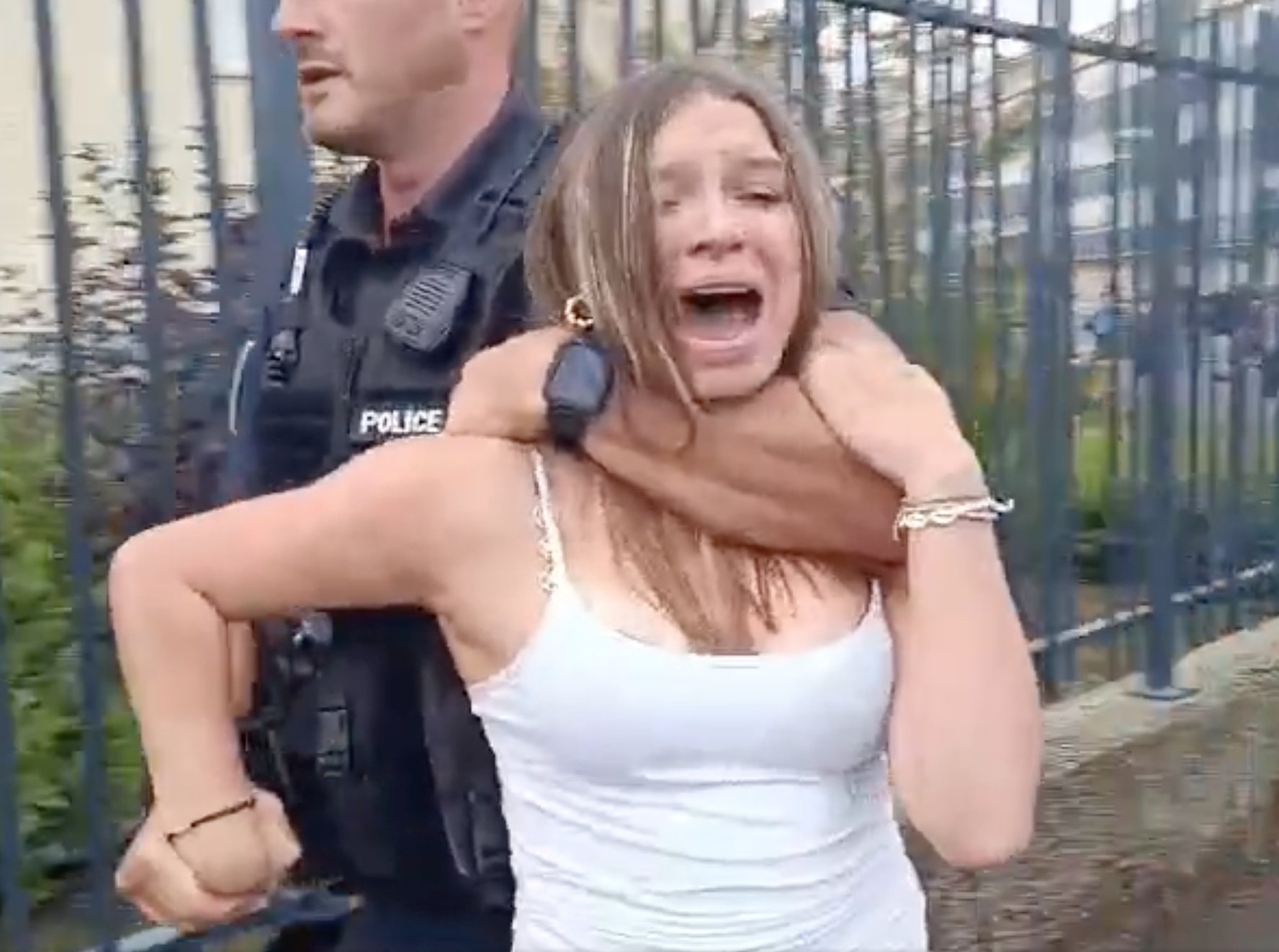 L'image virale d'une lycéenne parisienne étranglée par un policier lors de manifestations (septembre 2026)
