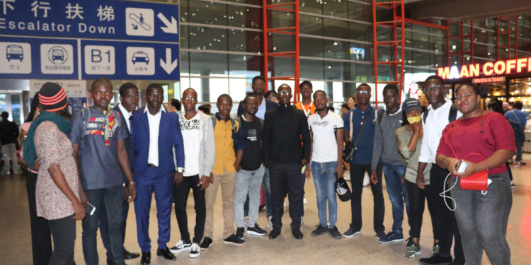 Des étudiants togolais boursiers du Gouvernement chinois, lors de leur arrivée en Chine en 2019 (Crédit photo pour TogoTopNews : ambassade du Togo en Chine)