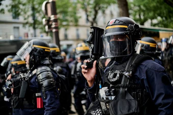 Forces de l'ordre déployées lors de manifestations lycéennes. Source : La Croix