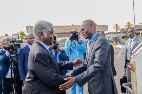 Ahmadou Alhaminou Lo (d.) et Robert Beugré Mambé à l'aéroport d'Abidjan le 18 octobre 2026 (photo Primature)