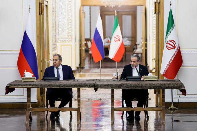Abbas Araghchi (d.) et Serguei Lavrov