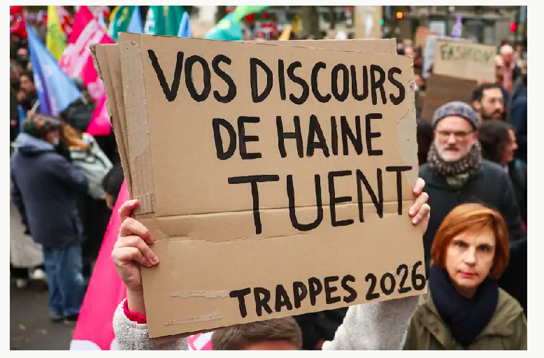 Pancarte d'un manifestant anti-raciste