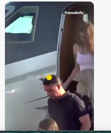 Bolsonaro et ses proches atterrissant dans un aéroport de Miami (USA) après leur fuite du Brésil