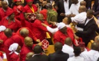 Afrique du Sud: échange de coups au Parlement lors de l'expulsion de députés d'opposition