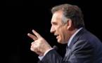 Bayrou critique "l'obstination de Fillon", fait durer le suspense