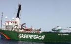 Le président José Mario Vaz rend visite au bateau de Greenpeace après l'arrestation de navires de pêche illégaux