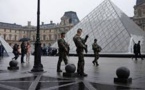 "Retour à la normale" sur l'esplanade du Louvre