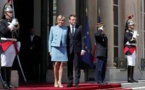 Costume bon marché et tailleur Vuitton prêté pour les Macron