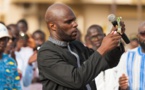 Sénégal : le polémiste Kémi Séba acquitté après avoir brûlé un billet en CFA