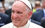 La papamobile freine brutalement: le pape François légèrement blessé