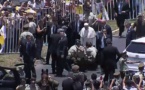 Une policière tombe de cheval, le pape descend de sa papamobile