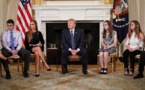 Face aux larmes des rescapés de Floride, Trump promet des mesures fortes