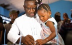 Alternance démocratique en Sierra Leone: le candidat de l'opposition remporte la présidentielle (officiel)