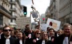 4.000 robes noires défilent à Paris contre la réforme de la justice