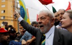 Brésil: lula se dit victime d'une "farce judiciaire", perd ses privilèges