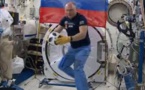 Retour sur Terre de trois astronautes de l'ISS avec un ballon pour le Mondial
