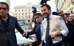 Sicile: devant un centre pour migrants, Salvini déchaîne les passions