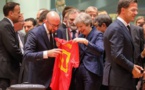 Mondial-2018: le Premier ministre belge surprend Theresa May avec un maillot des Diables rouges