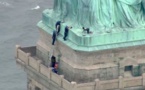 Opposée à la politique anti-immigrés de Trump, une femme gravit la Statue de la Liberté