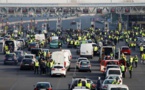 "Gilets jaunes": près de 283.000 manifestants, un mort et 200 blessés sur les barrages