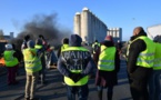 Vingt mille "gilets jaunes" ciblent les autoroutes et les dépôts de carburant