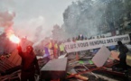 "Gilets jaunes": mobilisation en baisse, Macron dit sa "honte" des violences à Paris