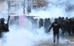 "Gilets jaunes": calme précaire à Paris, Macron condamne des scènes de "chaos"