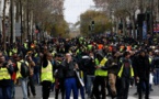 "Gilets jaunes": la tension monte d'un cran à Paris, calme en régions