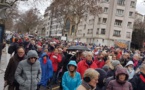 Des milliers de Foulards rouges à Paris en réponse aux Gilets jaunes