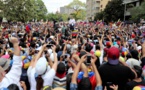 Des manifestants pro et anti gouvernement défilent au Venezuela après la panne géante